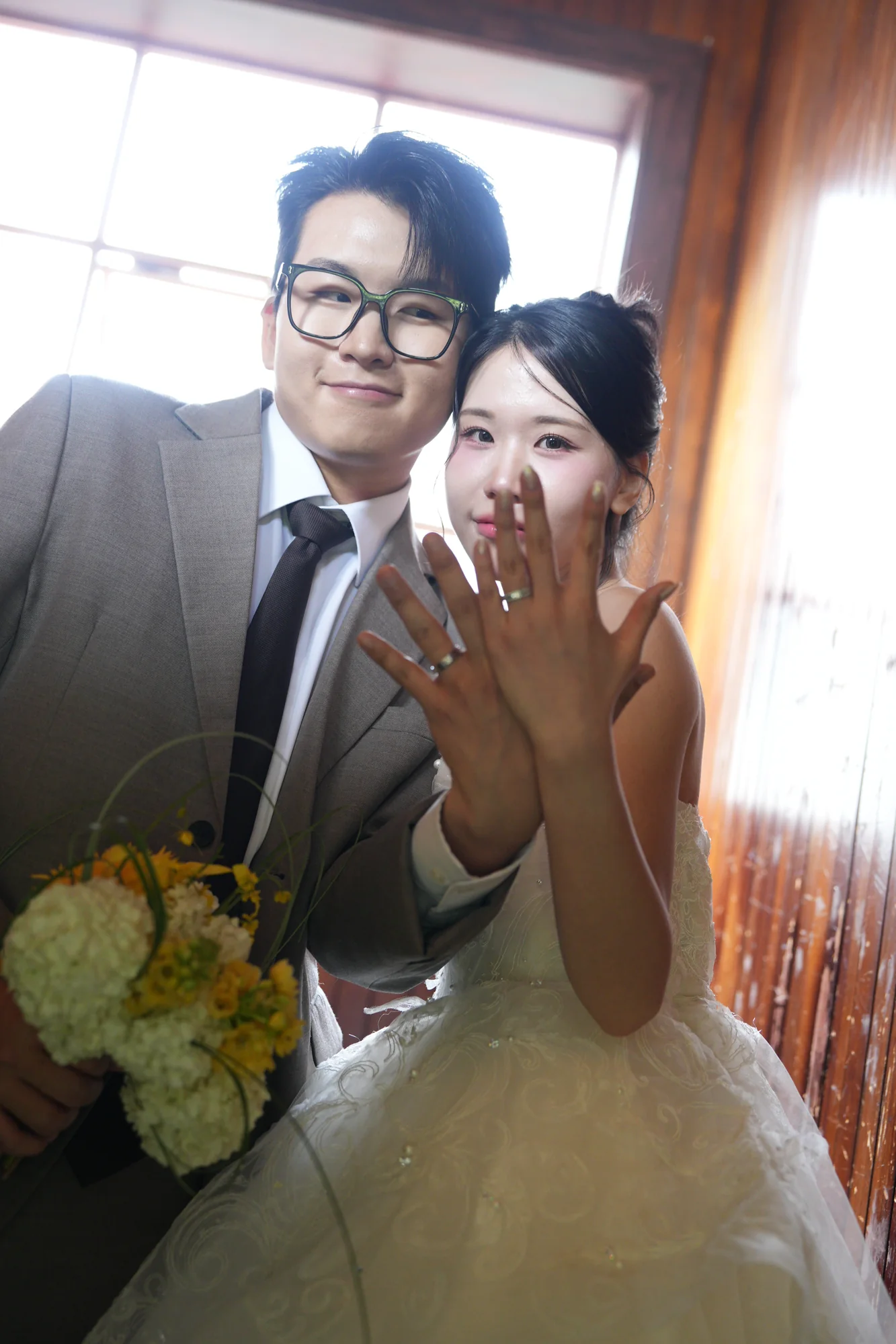 함께 반지를 보여 주는 두 사람